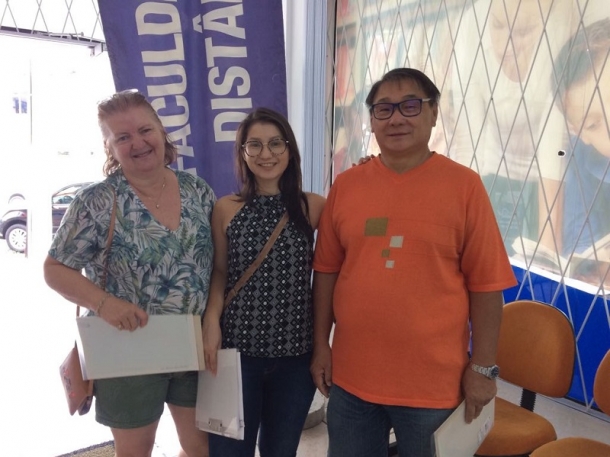 Pai, mãe e filha vão estudar Pedagogia na mesma turma
