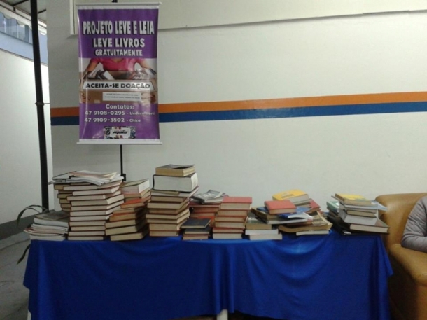 Acadêmicos aderem ao projeto de biblioteca Leve e Leia