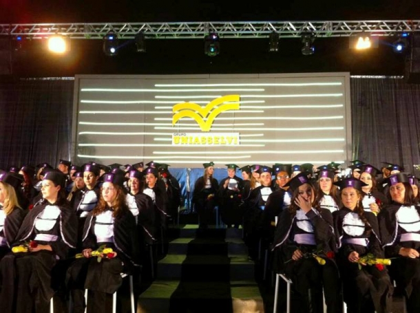 Estudantes de graduação da Aupex festejam formatura