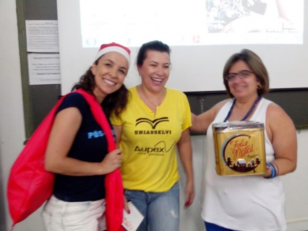 Alunos e professores recebem presente de Natal da diretoria da Aupex