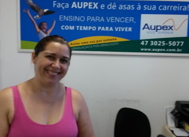 Líder da comissão de formatura reúne colegas de classe e familiares em festa