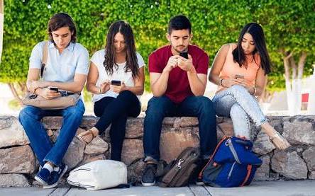 Mais de 70% dos alunos do ensino médio usam celular nas atividades escolares