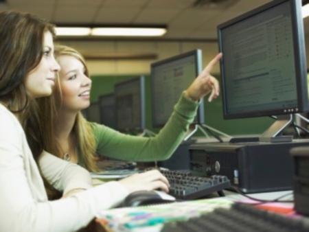 Empresas não fazem distinção entre cursos, explica reportagem do Folha